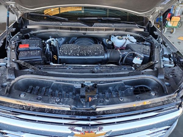 2026 CHEVROLET SUBURBAN LT — Engine bay