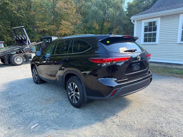 2021 TOYOTA HIGHLANDER XLE Nav
