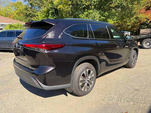 2021 TOYOTA HIGHLANDER XLE Nav
