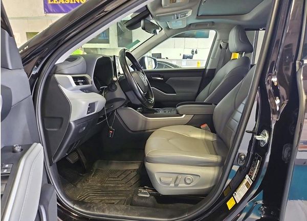 2021 TOYOTA HIGHLANDER XLE Nav