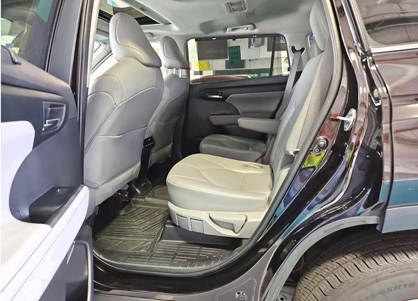 2021 TOYOTA HIGHLANDER XLE Nav