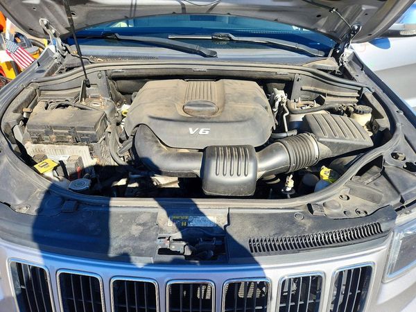 2015 JEEP CHEROKEE Limited — Engine bay
