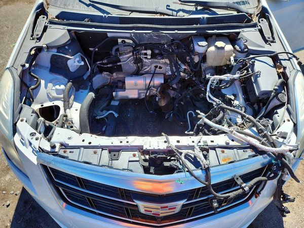 2016 CADILLAC XTS Premium — Engine bay
