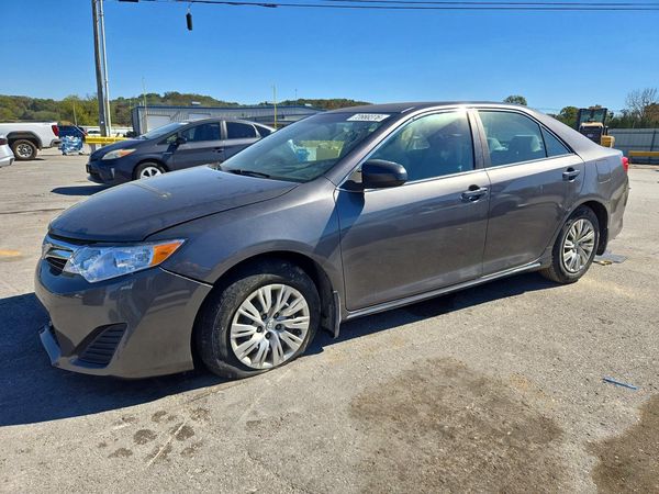 2014 TOYOTA CAMRY — Front 3/4