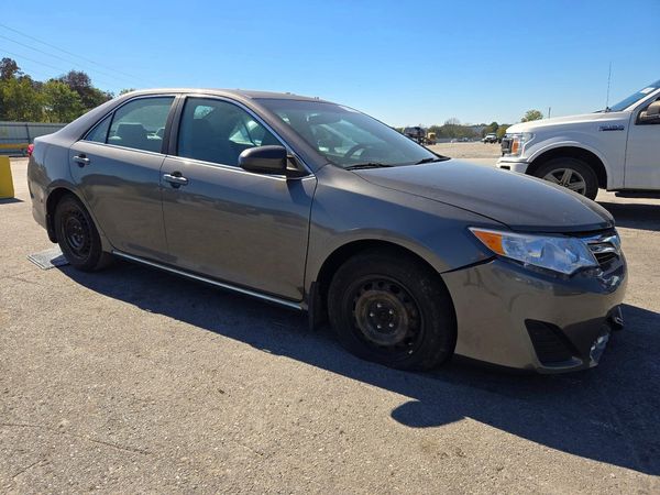 2014 TOYOTA CAMRY — Passenger 3/4