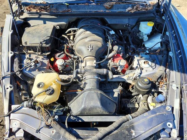 2012 MASERATI QUATTROPOR Standard and Sport GT — Engine bay