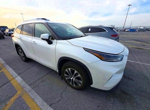 2021 TOYOTA HIGHLANDER XLE Nav