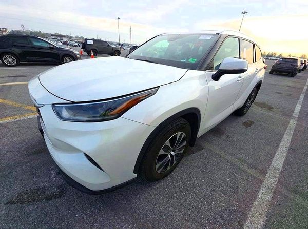 2021 TOYOTA HIGHLANDER XLE Nav