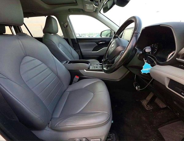 2021 TOYOTA HIGHLANDER XLE Nav
