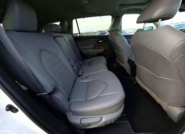 2021 TOYOTA HIGHLANDER XLE Nav