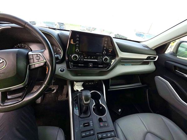2021 TOYOTA HIGHLANDER XLE Nav