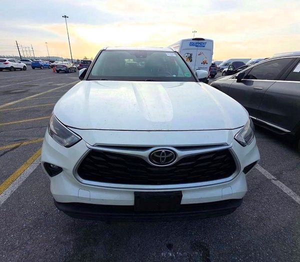 2021 TOYOTA HIGHLANDER XLE Nav