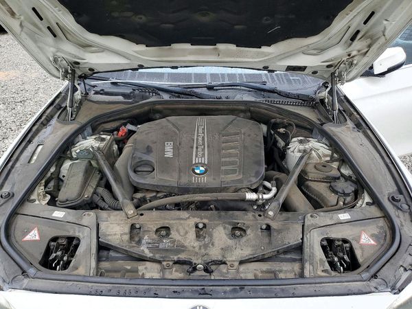 2014 BMW 5 SERIES xDrive — Engine bay