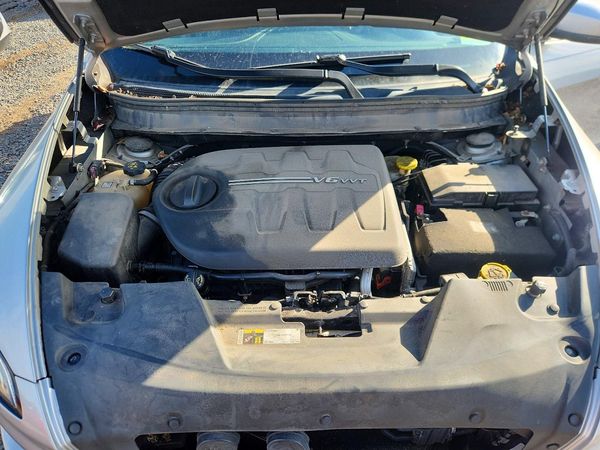 2017 JEEP CHEROKEE Limited — Engine bay