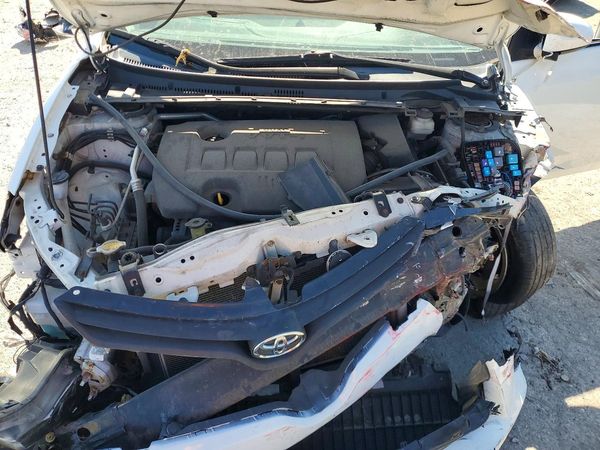 2014 TOYOTA COROLLA L/LE — Engine bay