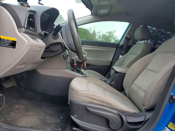 2017 HYUNDAI ELANTRA SE Base — DENT