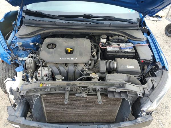 2017 HYUNDAI ELANTRA SE Base — Engine bay