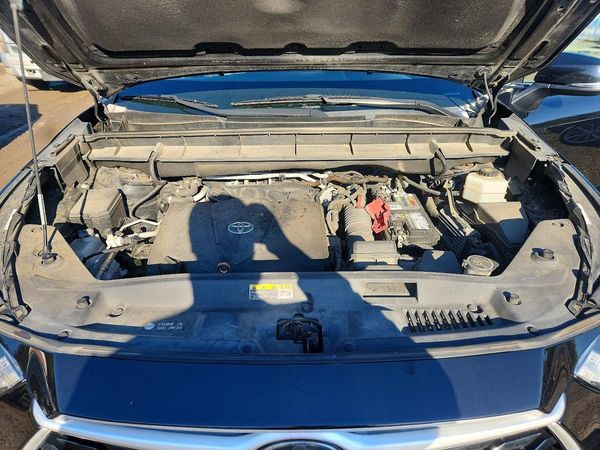 2020 TOYOTA HIGHLANDER XLE — Engine bay