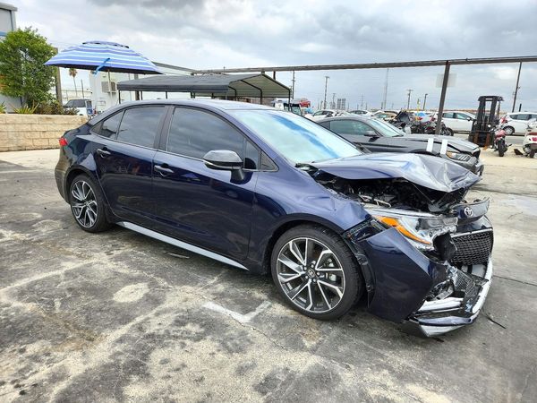 2020 TOYOTA COROLLA SE, CVT, w/Premium pkg — Passenger 3/4