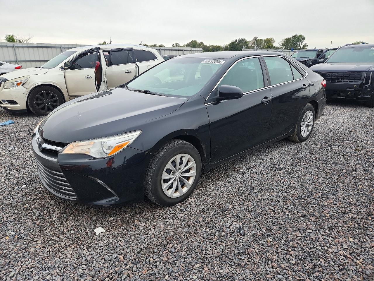 2015 TOYOTA CAMRY — Front 3/4