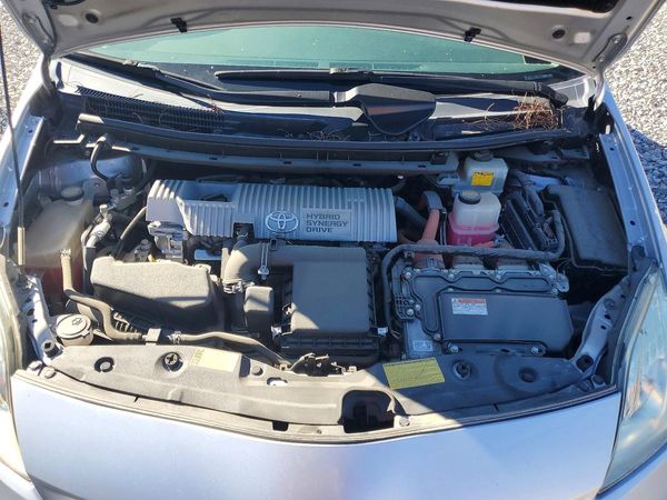 2014 TOYOTA PRIUS — Engine bay