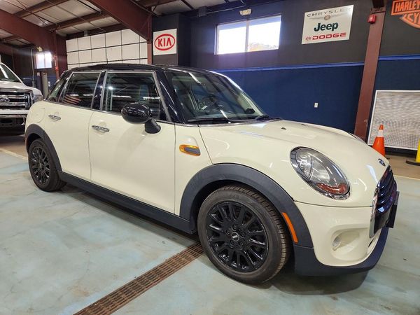 2018 MINI COOPER — Passenger 3/4