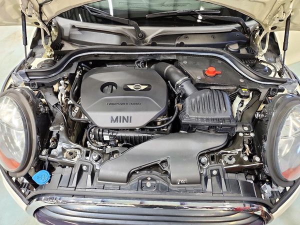 2018 MINI COOPER — Engine bay