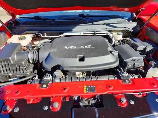 2019 CHEVROLET COLORADO — Engine bay
