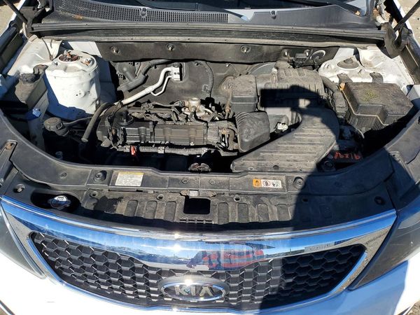 2013 KIA SORENTO Base / LX — Engine bay