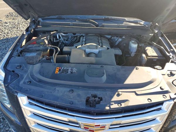 2018 CADILLAC ESCALADE Platinum — Engine bay