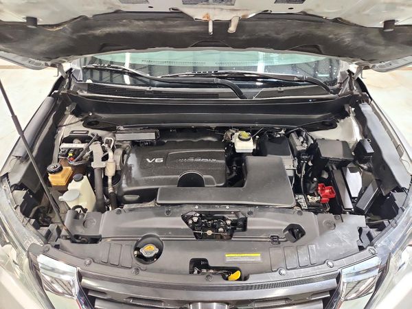 2020 NISSAN PATHFINDER SV — Engine bay