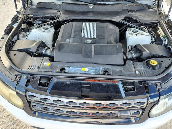 2017 LAND ROVER RANGE ROVER SPORT SE — Engine bay