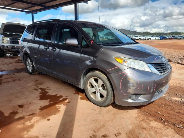 2014 TOYOTA SIENNA — Passenger 3/4