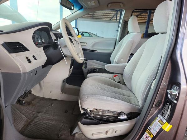 2014 TOYOTA SIENNA — DENT