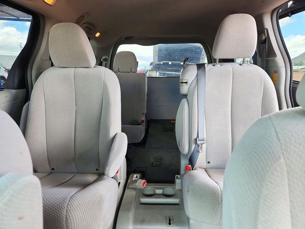 2014 TOYOTA SIENNA — SUVN