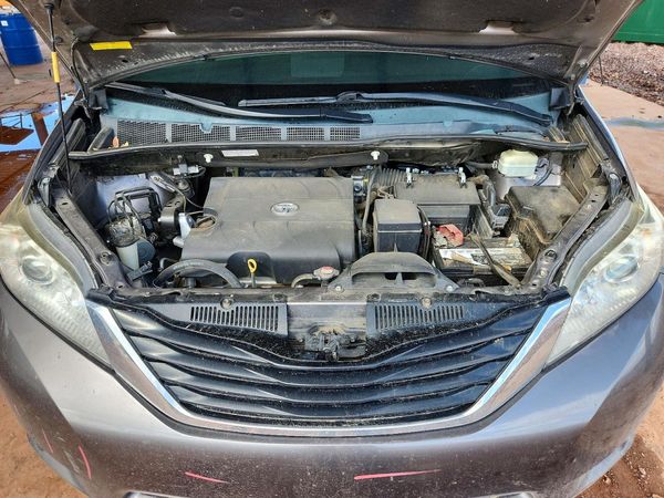 2014 TOYOTA SIENNA — Engine bay