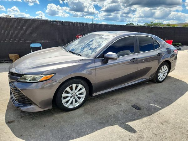 2018 TOYOTA CAMRY L/LE/SE/XLE — Front 3/4