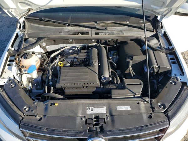 2017 VOLKSWAGEN JETTA SE — Engine bay