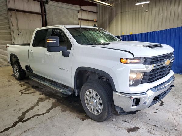 2025 CHEVROLET SILVERADO LT — Passenger 3/4