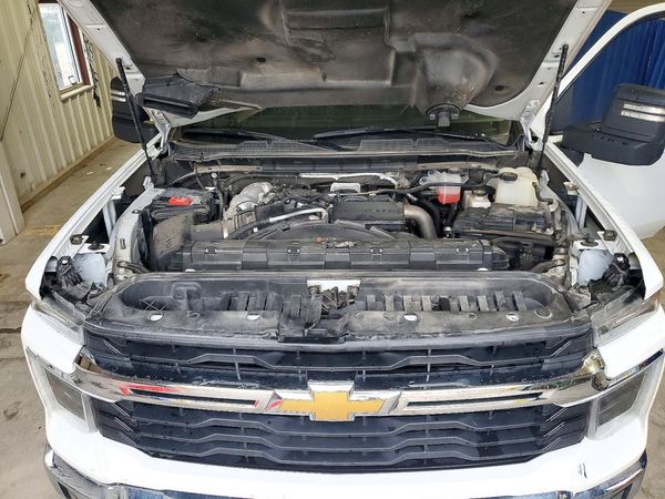 2025 CHEVROLET SILVERADO LT — Engine bay