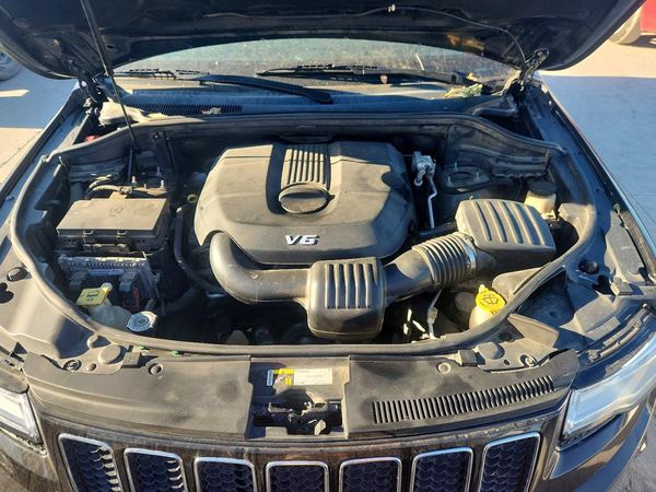 2015 JEEP GRAND CHEROKEE Overland — Engine bay
