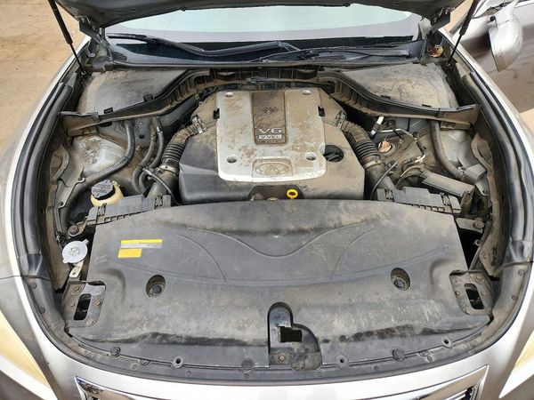 2012 INFINITI M37 — Engine bay