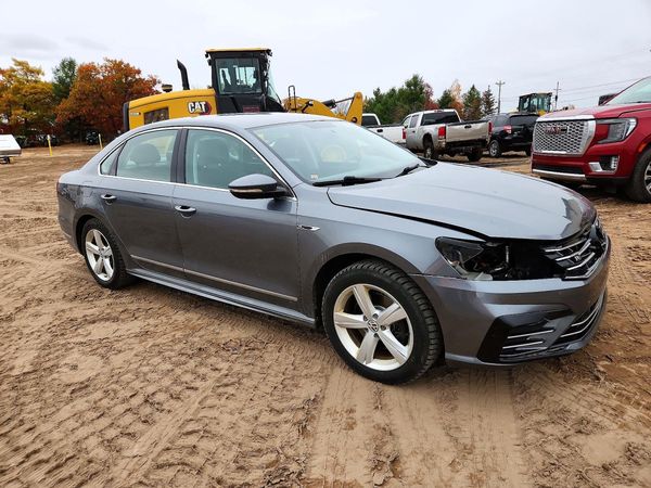 2017 VOLKSWAGEN PASSAT R-Line — Passenger 3/4