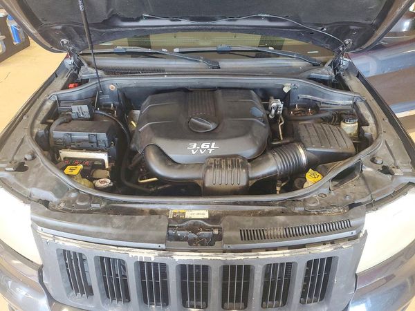 2013 JEEP CHEROKEE Laredo — Engine bay