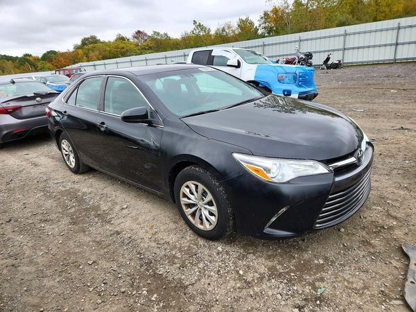 2015 TOYOTA CAMRY — Passenger 3/4