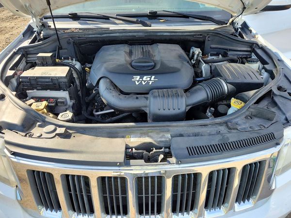 2013 JEEP CHEROKEE Laredo — Engine bay