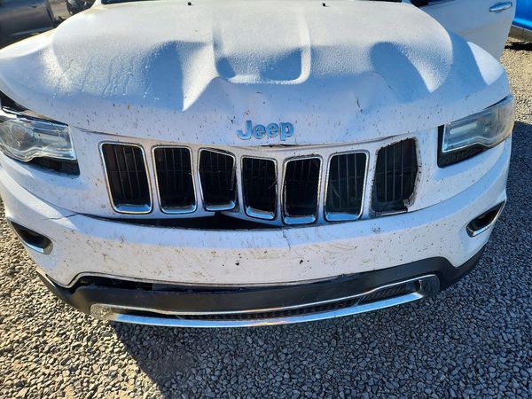 2015 JEEP GRAND CHEROKEE Limited — Engine bay