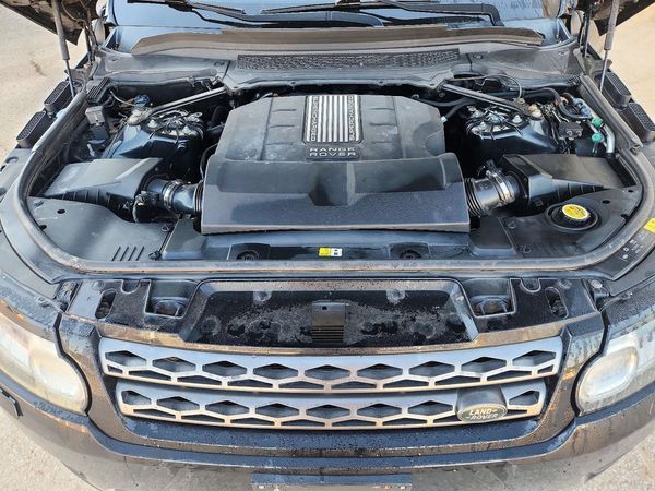 2014 LAND ROVER RANGEROVER SE — Engine bay