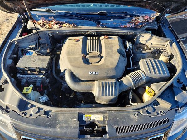 2015 JEEP GRAND CHEROKEE Limited — Engine bay