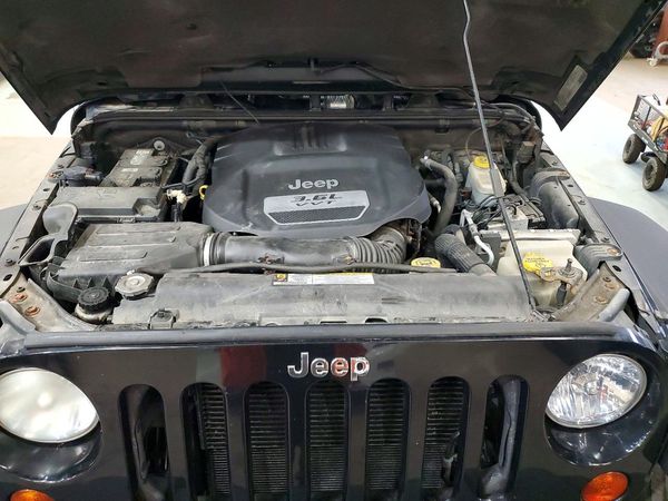 2012 JEEP WRANGLER Rubicon — Engine bay